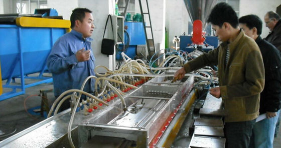 अच्छी कीमत 380V प्लास्टिक प्रोफ़ाइल उत्पादन लाइन, लकड़ी फोम पीवीसी प्रोफ़ाइल बाहर निकालना लाइन / प्रक्रिया ऑनलाइन