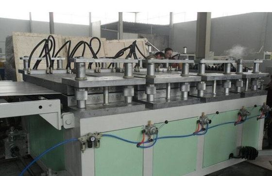अच्छी कीमत डब्ल्यूपीसी कंस्ट्रक्शन टेम्प्लेट मेकिंग मशीन, डब्ल्यूपीसी प्रोडक्शन लाइन / एक्सट्रूडर ऑनलाइन