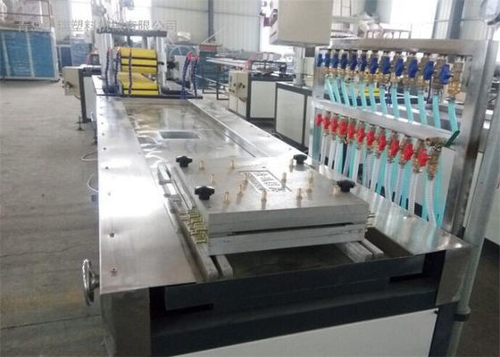 अच्छी कीमत CE उल प्लास्टिक बोर्ड बाहर निकालना लाइन, फर्नीचर के लिए पीवीसी बोर्ड बनाने की मशीन ऑनलाइन