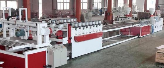 अच्छी कीमत 380V 50 हर्ट्ज वोल्टेज के साथ डबल स्क्रू डोर और विंडो डब्ल्यूपीसी प्रोफाइल उत्पादन लाइन ऑनलाइन