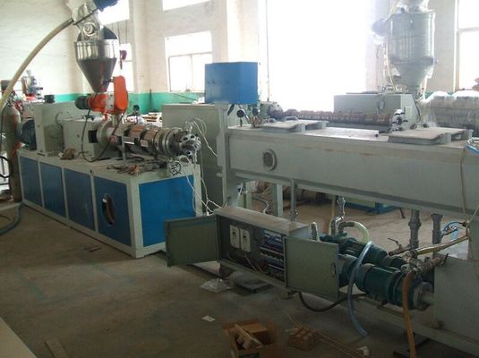 अच्छी कीमत पीवीसी प्लास्टिक पाइप उत्पादन लाइन, 75-200 मिमी डबल स्क्रू पीवीसी पाइप उत्पादन लाइन नाली पाइप के लिए ऑनलाइन