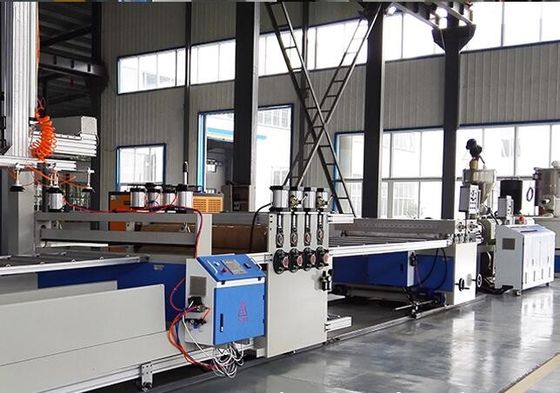 अच्छी कीमत डब्ल्यूपीसी प्लास्टिक पैनल बोर्ड उत्पादन लाइन 380V 50HZ पीवीसी फोम बोर्ड बाहर निकालना मशीन ऑनलाइन