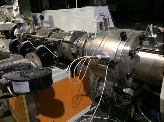 अच्छी कीमत ड्रेनेज के लिए दो स्क्रू प्लास्टिक एक्सट्रूज़न लाइन पीवीसी पाइप एक्सट्रूडर मशीन ऑनलाइन