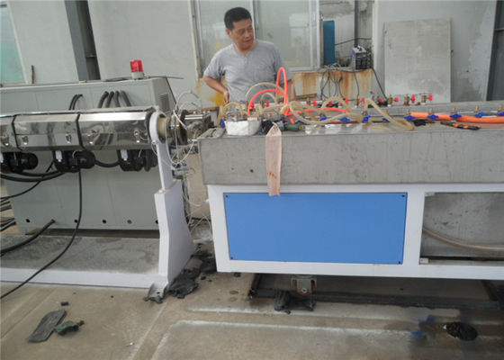 अच्छी कीमत डबल स्क्रू प्लास्टिक प्रोफ़ाइल बनाने वाली उत्पादन लाइन 380V 50HZ ऑनलाइन