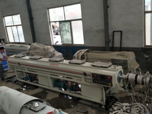 अच्छी कीमत डबल पेंच प्लास्टिक पाइप बाहर निकालना मशीन / पीवीसी पानी की आपूर्ति पाइप बनाने की मशीन ऑनलाइन