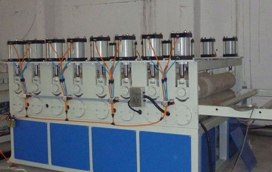 अच्छी कीमत हाई स्पीड डब्ल्यूपीसी फोम बोर्ड मशीन लकड़ी प्लास्टिक बाहर निकालना लाइन 0 ~ 2.5 मीटर / मिनट ऑनलाइन