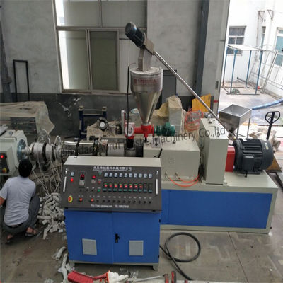 380V 50 हर्ट्ज 63 मिमी 150 किग्रा / एच ट्विन स्क्रू पीवीसी पाइप एक्सट्रूज़न लाइन