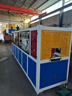 अच्छी कीमत डबल स्क्रू पीवीसी डब्ल्यूपीसी प्लास्टिक प्रोफाइल एक्सट्रूज़न लाइन पीएलसी कंट्रोल ऑनलाइन