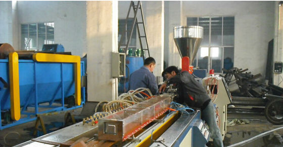 अच्छी कीमत 22kw 120kg / H 10m / Min PVC WPC प्रोफाइल एक्सट्रूज़न लाइन, प्लास्टिक प्रोफाइल मेकिंग मशीन ऑनलाइन