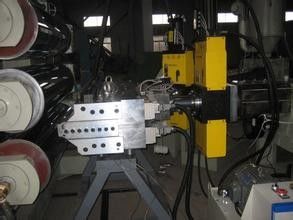 अच्छी कीमत 1220mm डब्ल्यूपीसी निर्माण टेम्पलेट / डब्ल्यूपीसी फर्नीचर बोर्ड बनाने की मशीन ISO9001 ऑनलाइन