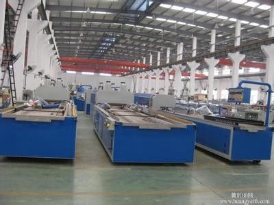 अच्छी कीमत 600-1250 मिमी चौड़ाई डब्ल्यूपीसी बोर्ड उत्पादन लाइन के साथ टुकड़े टुकड़े में मशीन ऑनलाइन